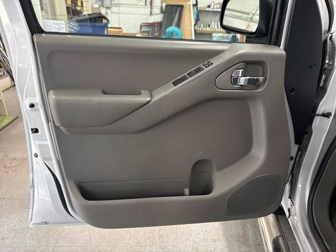 Used 2012 Nissan Frontier SV AWD/4WD image 25
