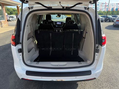 Used 2023 Chrysler Pacifica Touring-L FWD image 6
