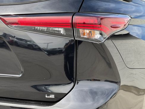 Used 2025 Toyota Highlander LE FWD image 12