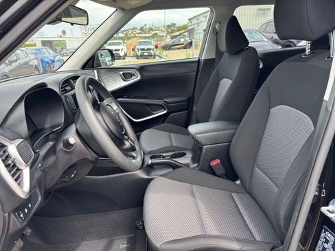 Used 2025 Kia Soul LX w/ LX Technology Package FWD image 24