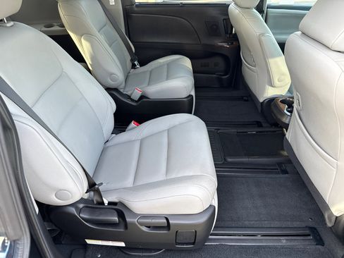 Used 2015 Toyota Sienna Limited Premium FWD image 16