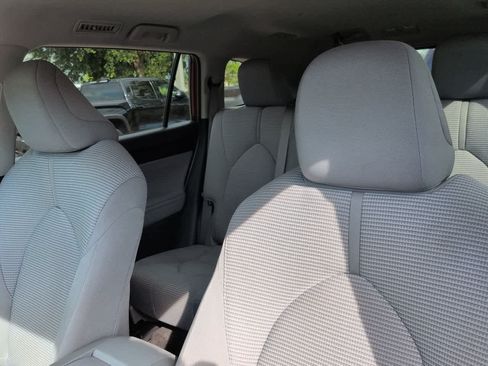 Used 2025 Toyota Highlander LE FWD image 8