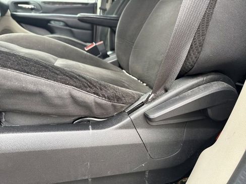 Used 2019 Dodge Grand Caravan SE w/ UConnect Hands-Free Group image 8