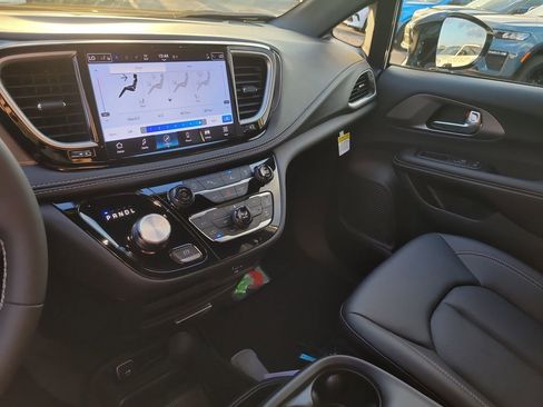 New 2026 Chrysler Pacifica Select FWD image 19