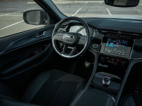 New 2025 Jeep Grand Cherokee L Altitude image 16