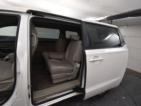 Used 2021 Kia Sedona LX image 9