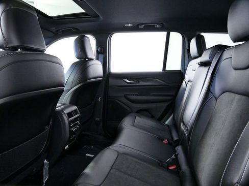 Used 2024 Jeep Grand Cherokee Altitude image 31