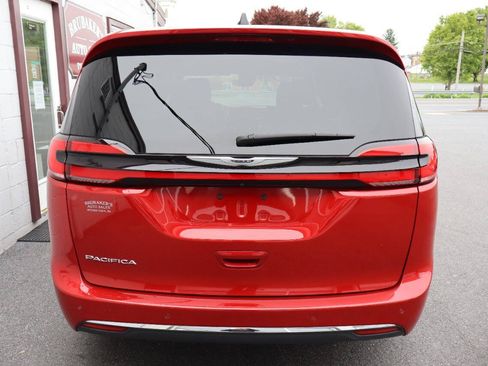 Used 2025 Chrysler Pacifica Select FWD image 3