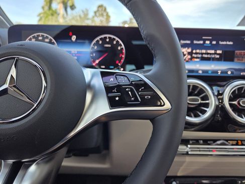 Used 2025 Mercedes-Benz GLA 250 image 17