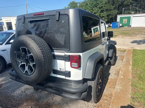 Used 2018 Jeep Wrangler Sport AWD/4WD image 3
