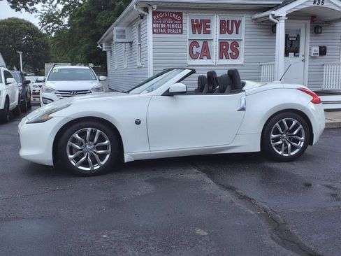 Used 2010 Nissan 370Z Touring image 8