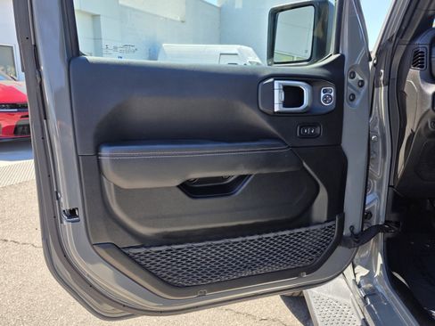 Used 2022 Jeep Wrangler Unlimited Sahara AWD/4WD image 12