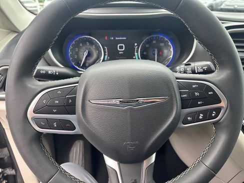 Used 2023 Chrysler Pacifica Touring-L FWD image 14