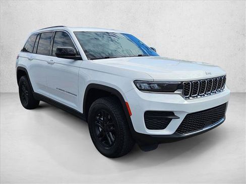 Used 2025 Jeep Grand Cherokee Laredo w/ Trailer Tow Package AWD/4WD image 3