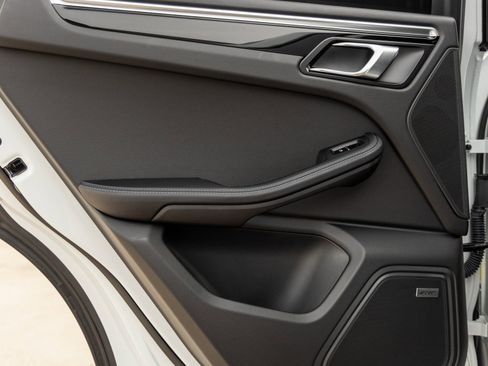 Certified 2024 Porsche Macan S image 33