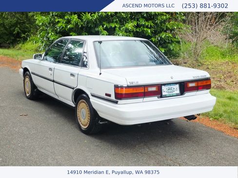 Used 1990 Toyota Camry LE FWD image 3