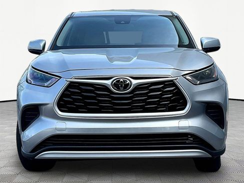 Used 2023 Toyota Highlander L AWD/4WD image 2