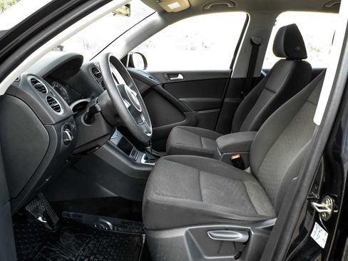 Used 2017 Volkswagen Tiguan S image 4