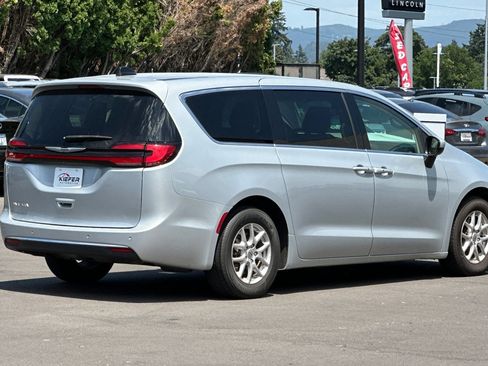 Used 2023 Chrysler Pacifica Touring-L FWD image 4