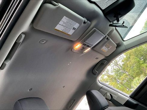 Used 2025 Toyota Highlander LE FWD image 25