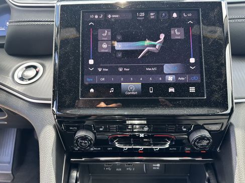 New 2025 Jeep Grand Cherokee Altitude image 29