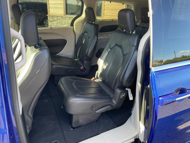 Used 2020 Chrysler Pacifica Touring-L FWD image 21