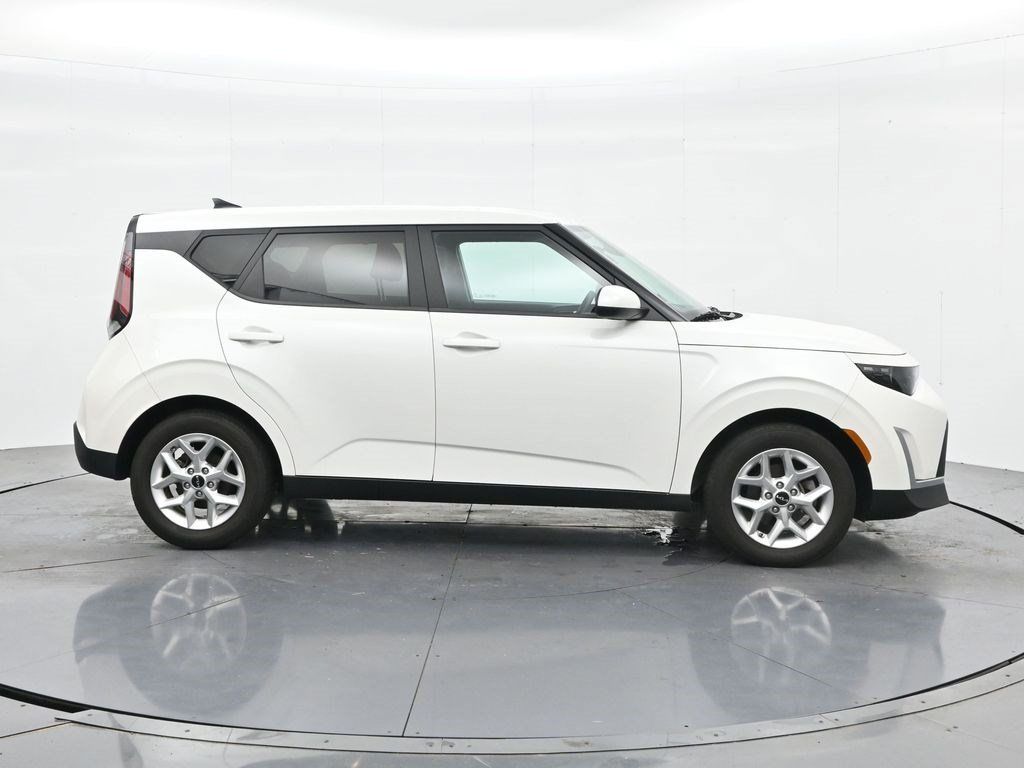 Used 2023 Kia Soul LX w/ Option Group 015 FWD image 4