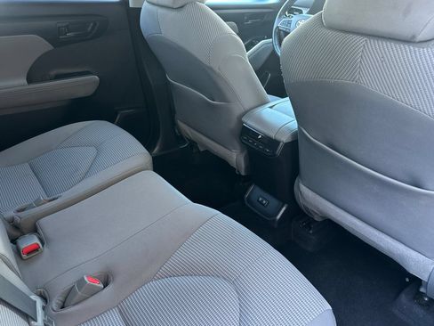 Used 2021 Toyota Highlander LE AWD/4WD image 19