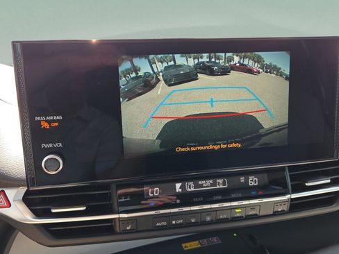 Used 2025 Toyota Sienna XLE image 25