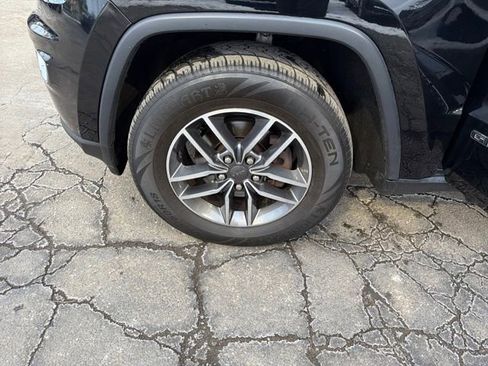 Used 2019 Jeep Grand Cherokee Laredo w/ 18" Wheel & 8.4" Radio Group image 30