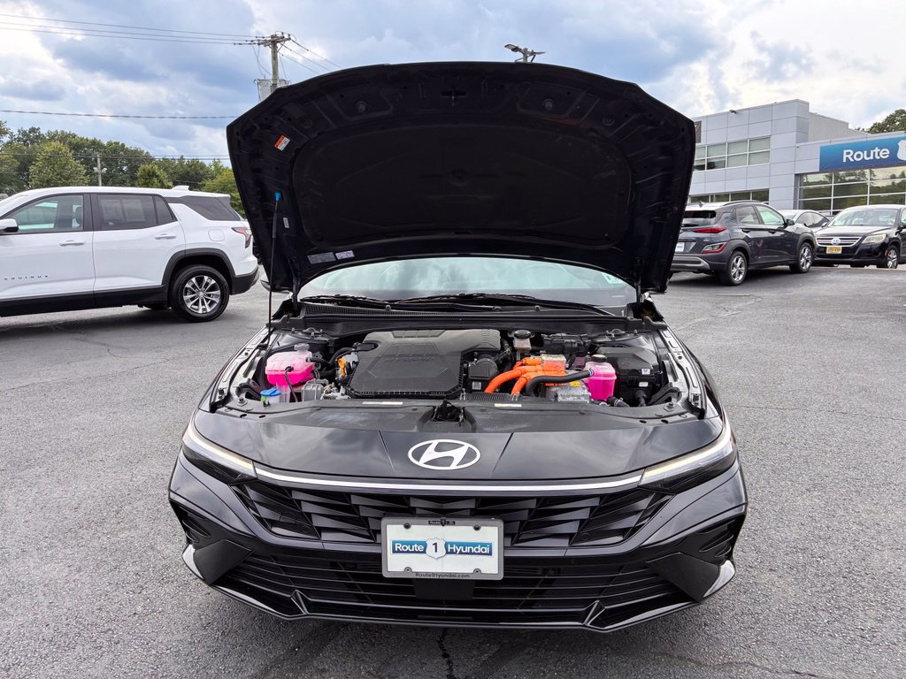 Used 2025 Hyundai Elantra Limited w/ Cargo Package FWD image 10