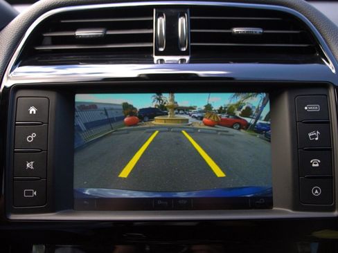 Used 2018 Jaguar XE Premium image 22