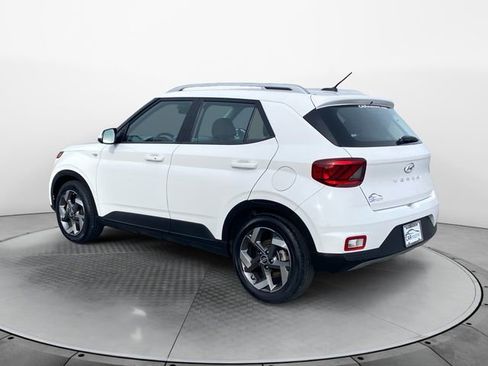 Used 2024 Hyundai Venue SEL image 3