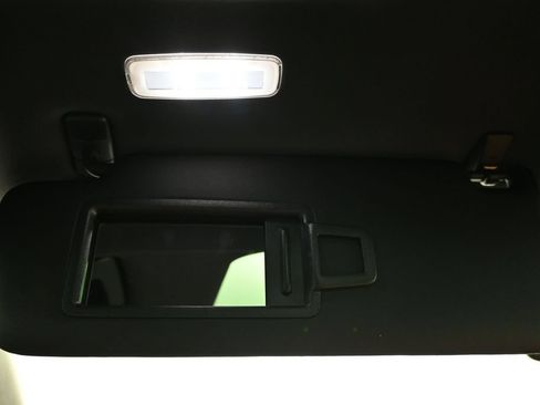 Certified 2025 Porsche Macan AWD/4WD image 26