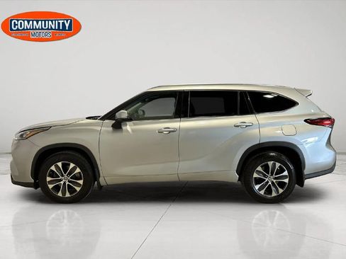 Used 2020 Toyota Highlander XLE AWD/4WD image 3