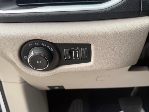 Used 2024 Chrysler Pacifica Touring-L FWD image 9