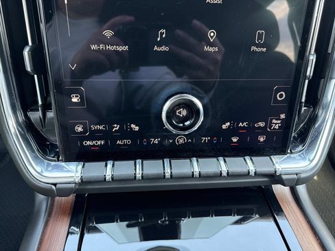 Used 2025 GMC Yukon Denali image 27