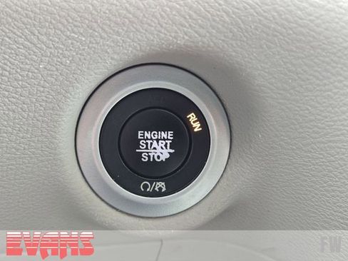 Used 2020 Chrysler Voyager LX FWD image 5
