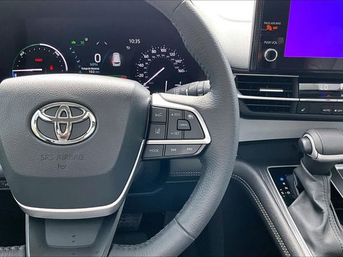 Used 2025 Toyota Sienna XLE w/ XLE Plus Package FWD image 25