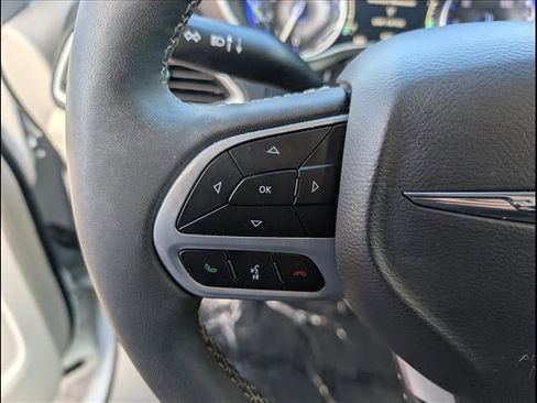 Used 2024 Chrysler Pacifica Touring-L image 7