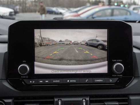 Used 2024 Nissan Pathfinder S image 3