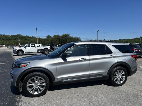 Used 2021 Ford Explorer XLT w/ Equipment Group 202A RWD image 2