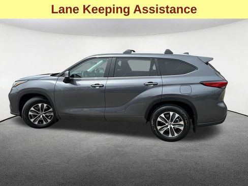 Used 2023 Toyota Highlander XLE AWD/4WD image 6