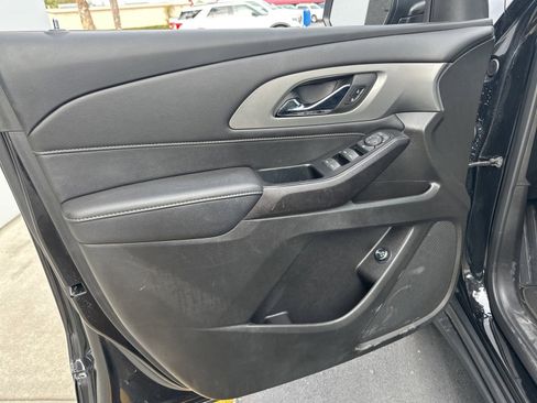 Used 2023 Chevrolet Traverse LT image 17