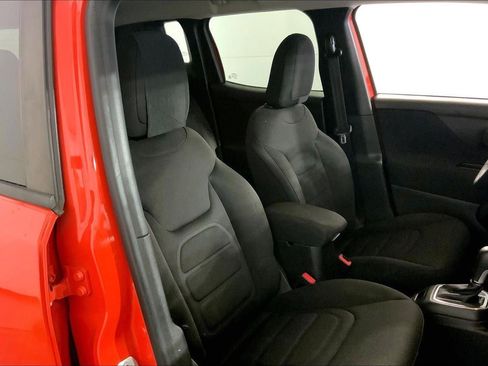 Used 2018 Jeep Renegade Latitude w/ UConnect 8.4 Nav Group image 7