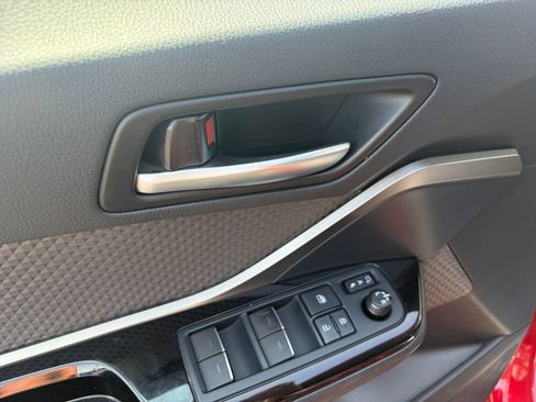 Used 2021 Toyota C-HR Limited FWD image 11