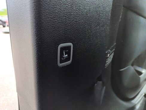 Used 2022 Chrysler Pacifica Limited w/ Uconnect Theater Family Group FWD image 40