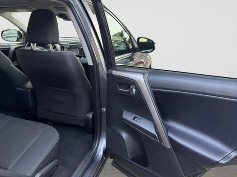 Used 2018 Toyota RAV4 XLE AWD/4WD image 17