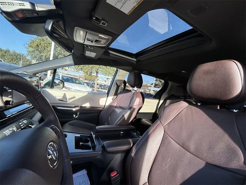 Used 2023 Toyota Sienna Platinum image 12