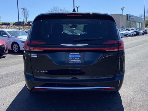 Used 2024 Chrysler Pacifica Touring-L FWD image 4